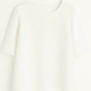Blusa girocollo in sangallo con maniche a tre quarti